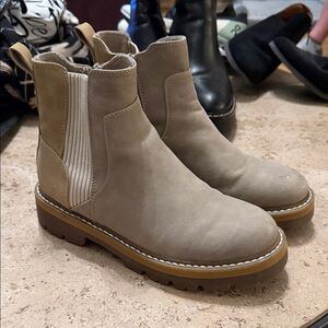Women’s Tan Chelsea Boots